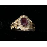 Bague en or ciselé et rubis. P. 2,4 g. XIXe siècle. -