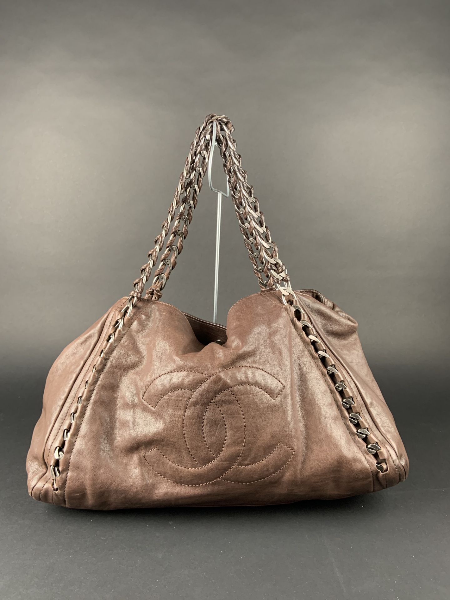 CHANEL. Sac modèle "Grand Shopping" cuir souple marron à décor du monogramme [...]