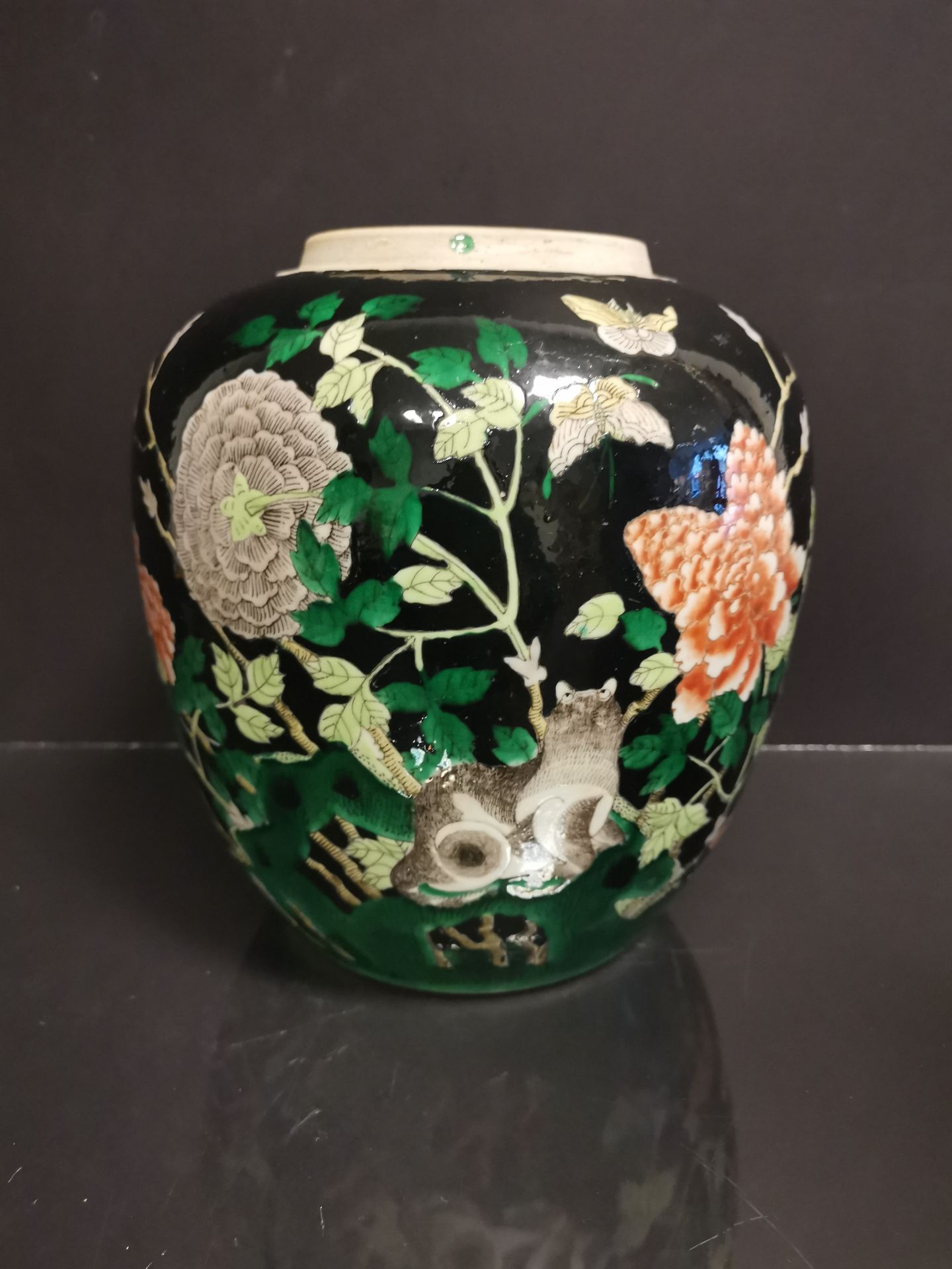 CHINE. Pot en porcelaine à décor de pivoines, animaux, papillons sur fond noir, fin [...]
