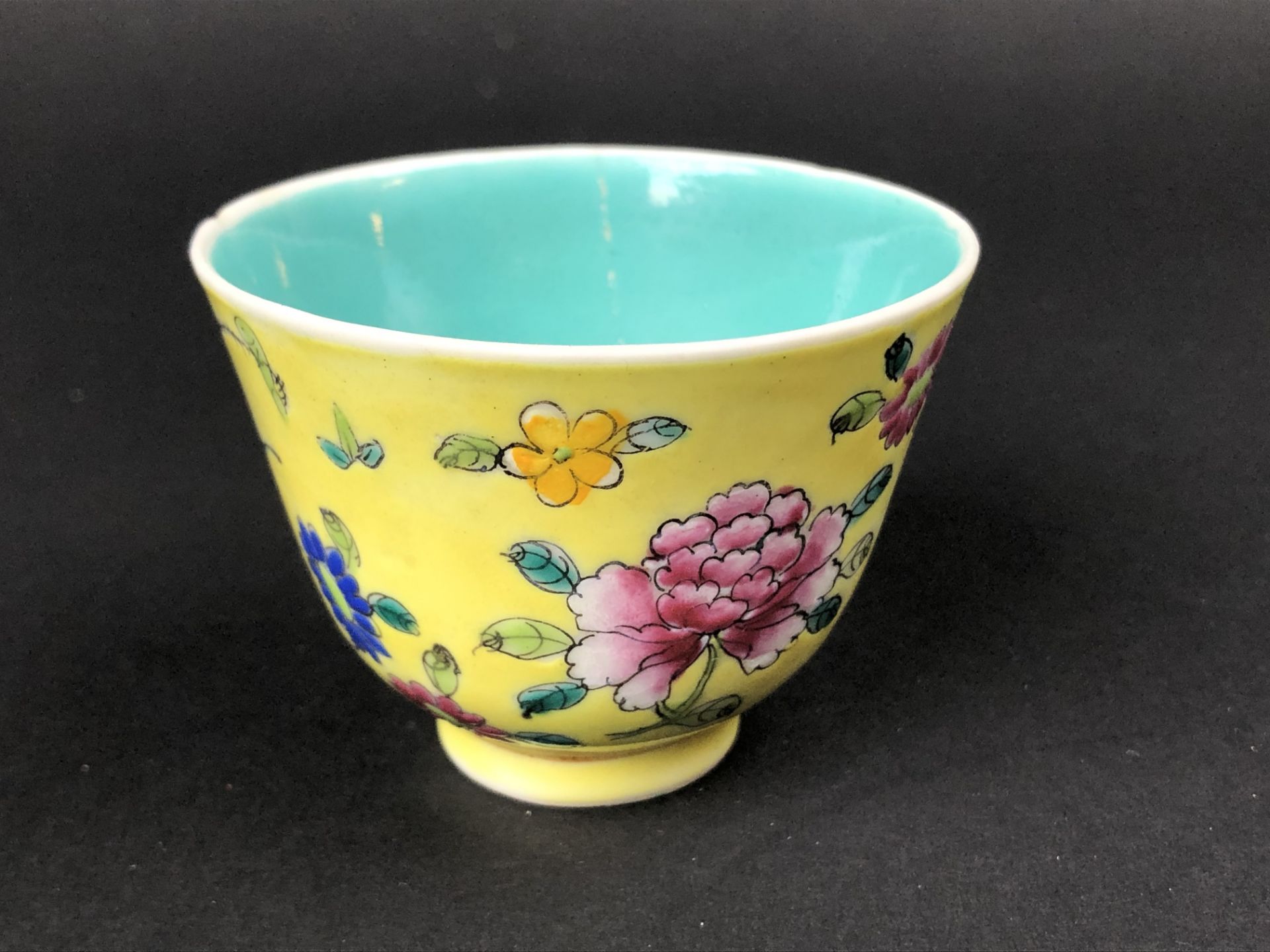 CHINE. Sorbet en porcelaine à décor floral sur fond jaune, l'intérieur céladon. [...]