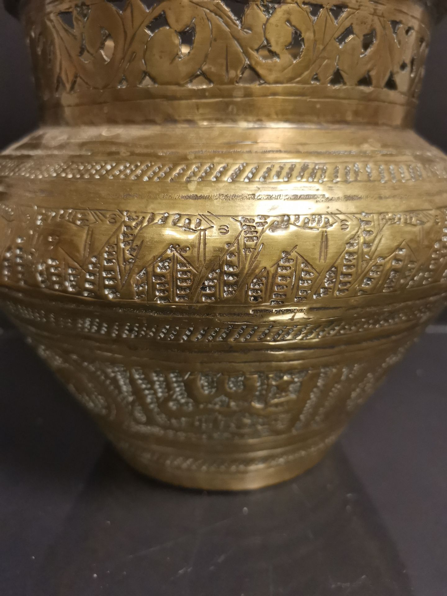 PERSE. Vase en laiton gravé à décor d'écritures et inscriptions, col ajouré H : [...] - Bild 2 aus 3