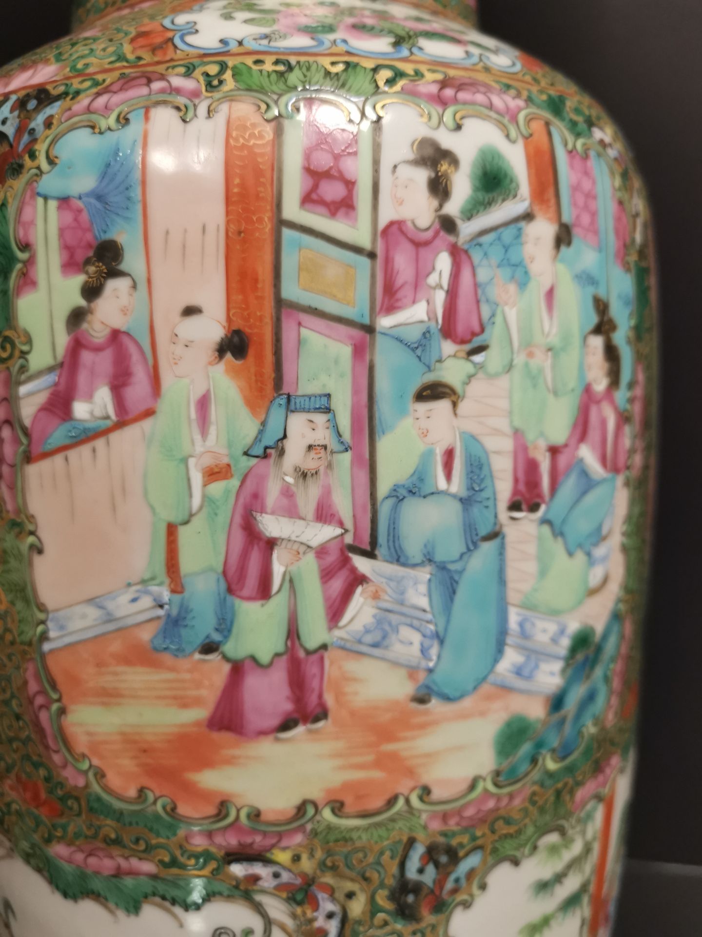 CHINE - Canton. Grand vase balustre à décor en réserves de scènes de pavillons [...] - Bild 4 aus 8
