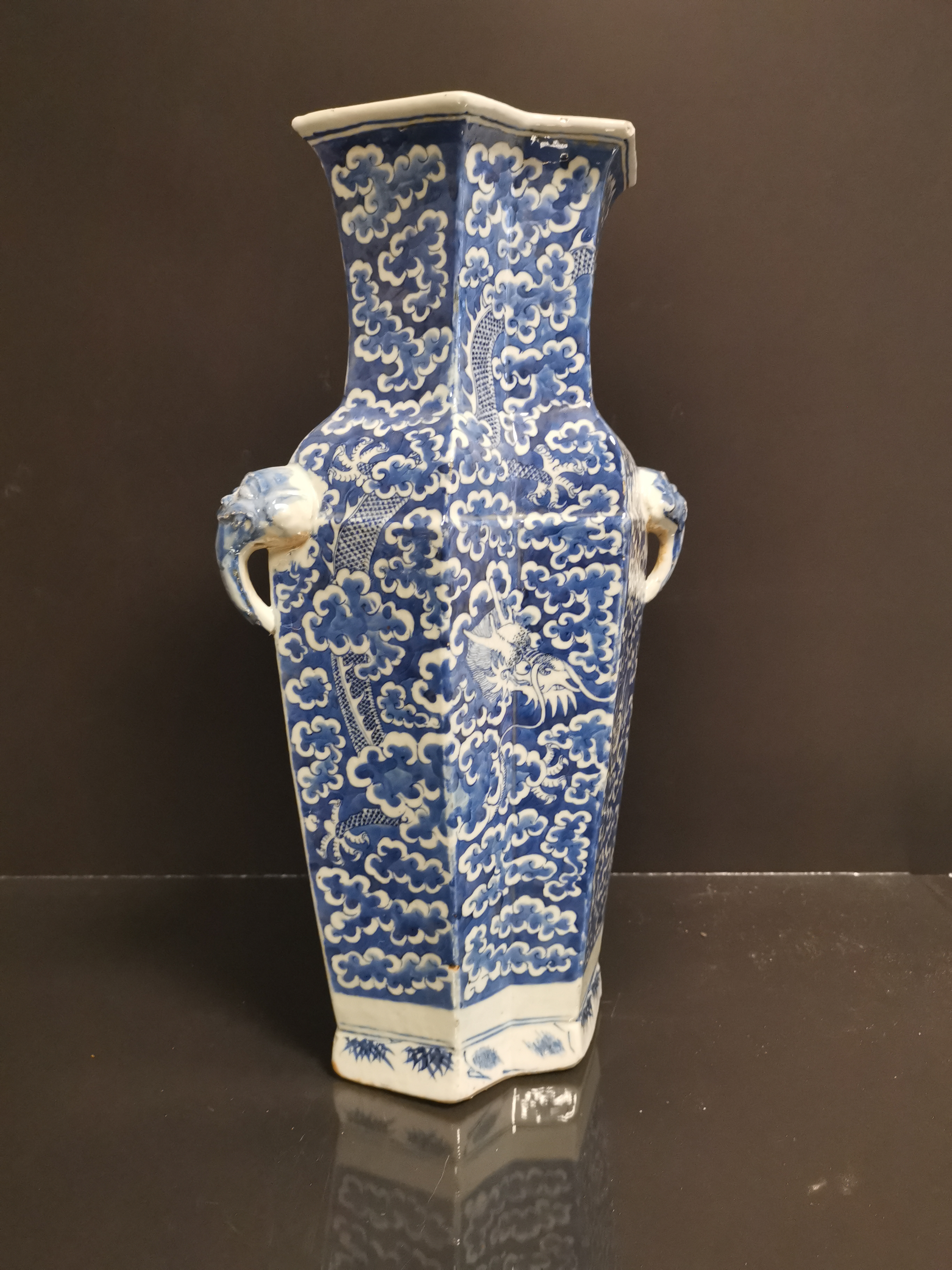 VIETNAM. Vase à décor de pagode animée de personnages sur une face et d'un dragon [...]