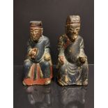 CHINE. Deux lettrés assis tenant un bol et une tablette, bois sculpté. H : 19 cm. -