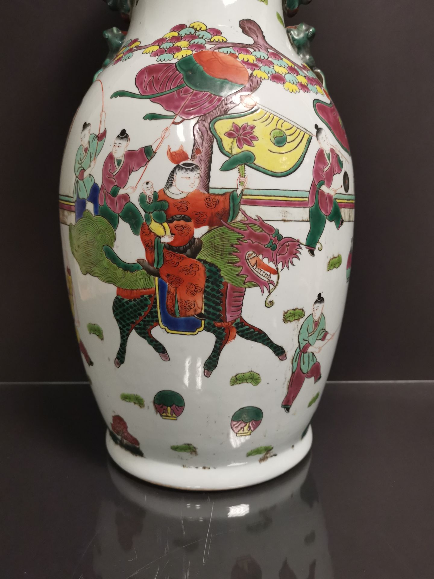 Vase en porcelaine polychrome Chine, XXème siècle Balustre, à décor d'un immortel [...] - Bild 2 aus 4