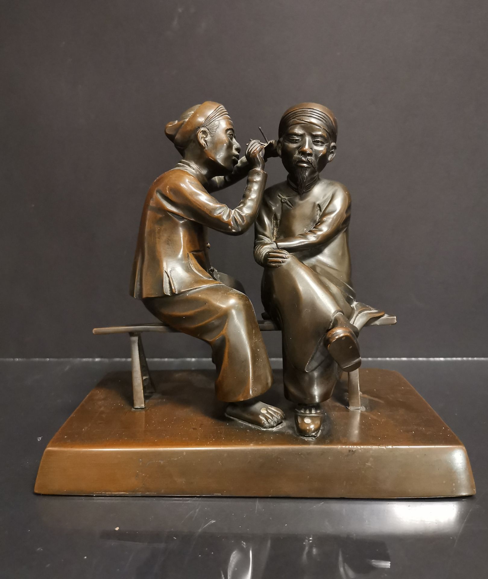 VIETNAM. Deux personnages se curant les oreilles. Bronze. H : 20 cm -