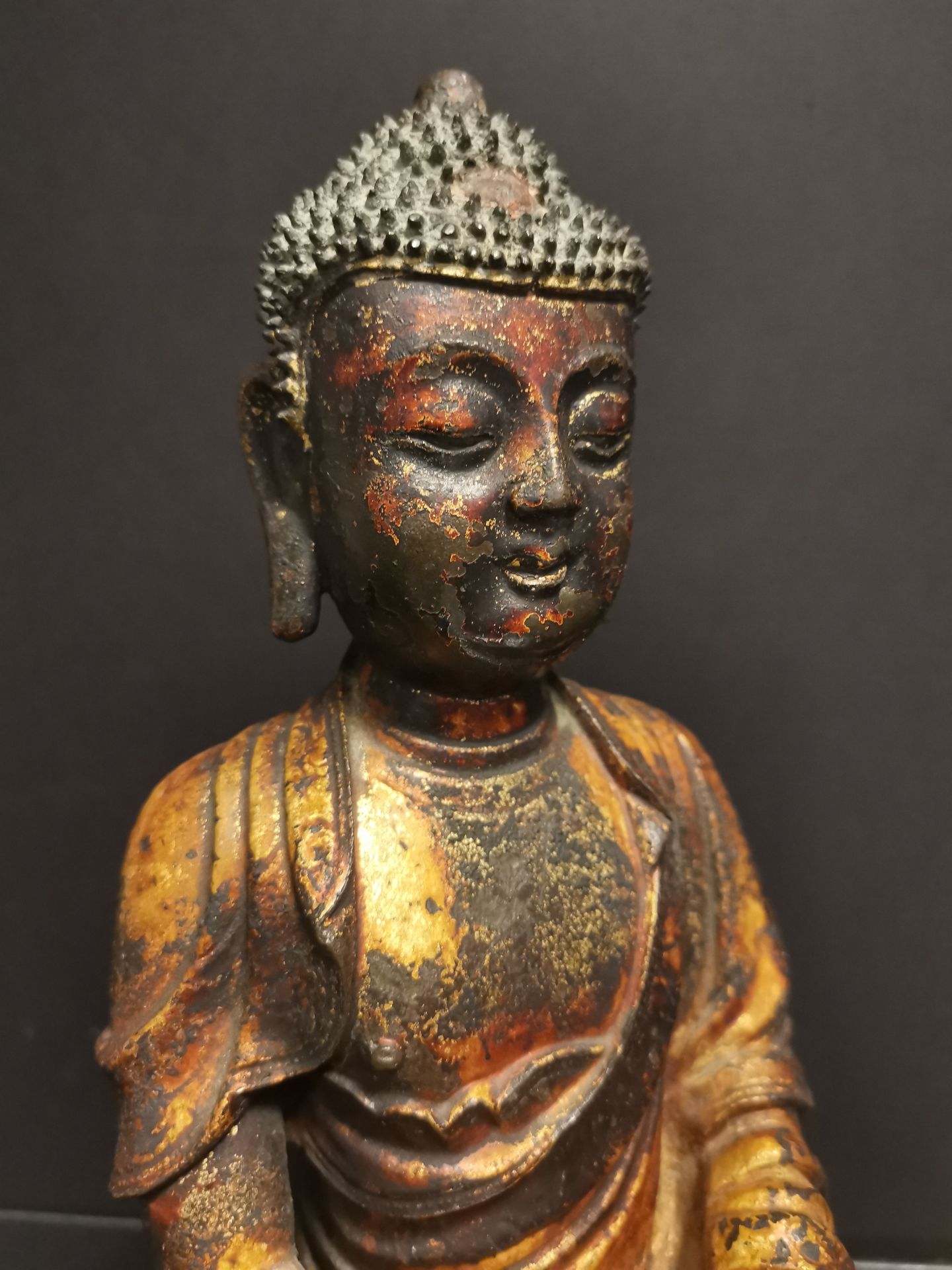 Statuette de bouddha en bronze laqué or Chine, dynastie Ming, XVIIème siècle [...] - Bild 5 aus 6