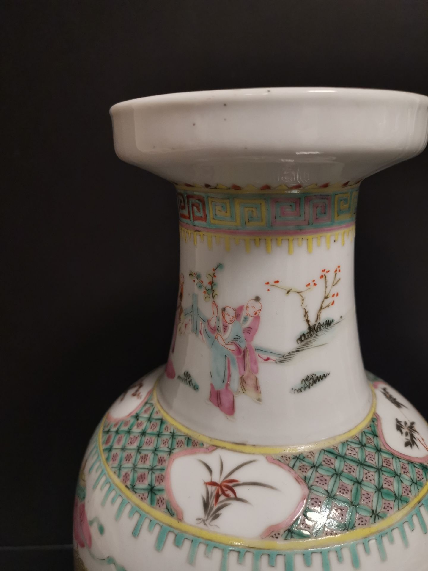Vase en porcelaine polychrome Chine, XXème siècle La panse bombée, à décor [...] - Bild 4 aus 6