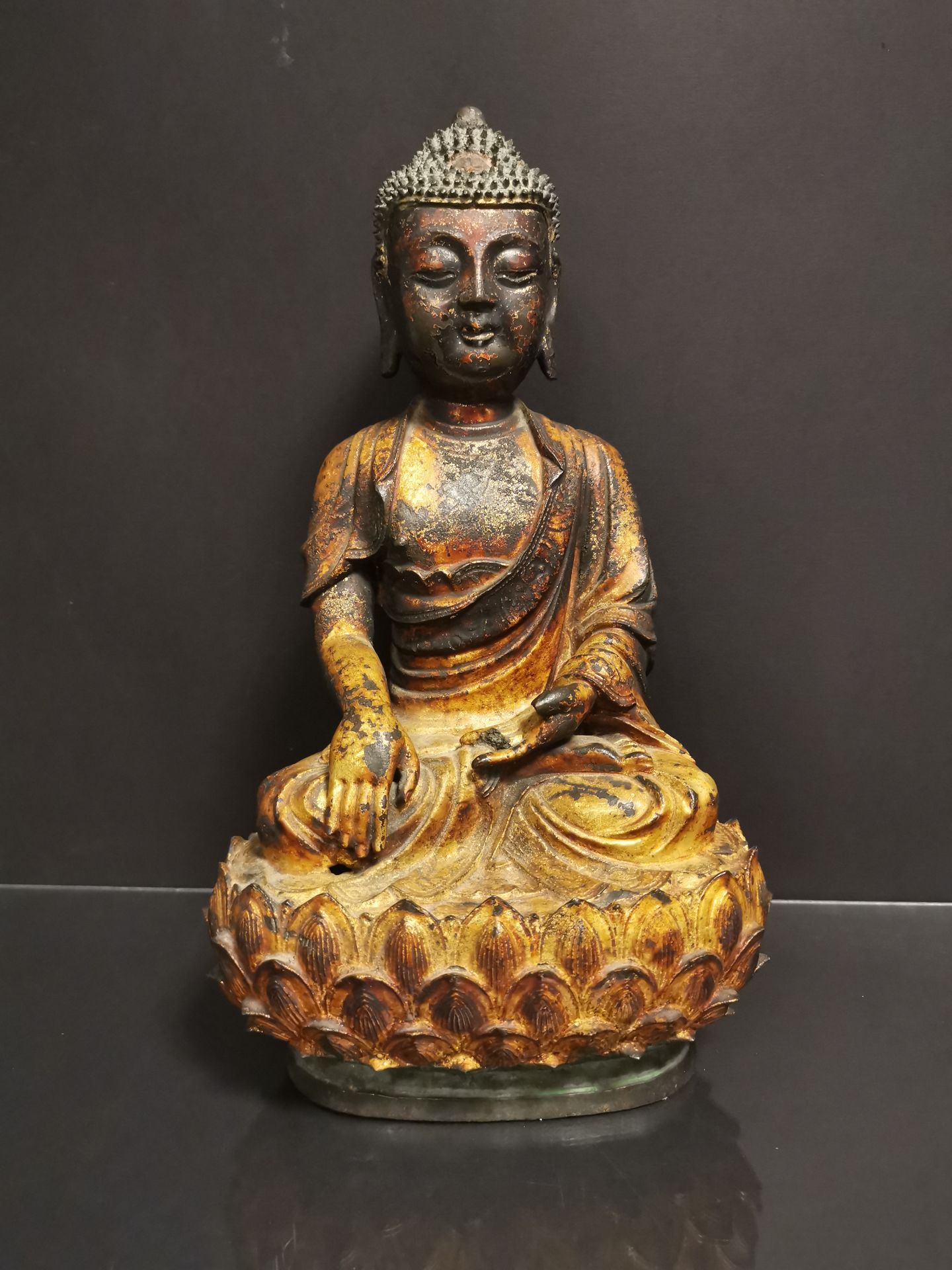 Statuette de bouddha en bronze laqué or Chine, dynastie Ming, XVIIème siècle [...]