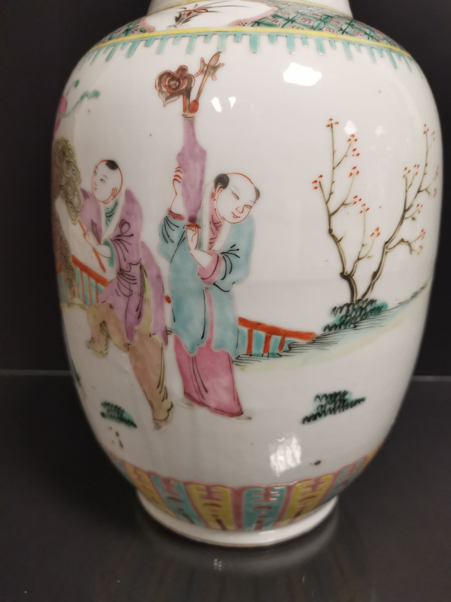 Vase en porcelaine polychrome Chine, XXème siècle La panse bombée, à décor [...] - Bild 3 aus 6