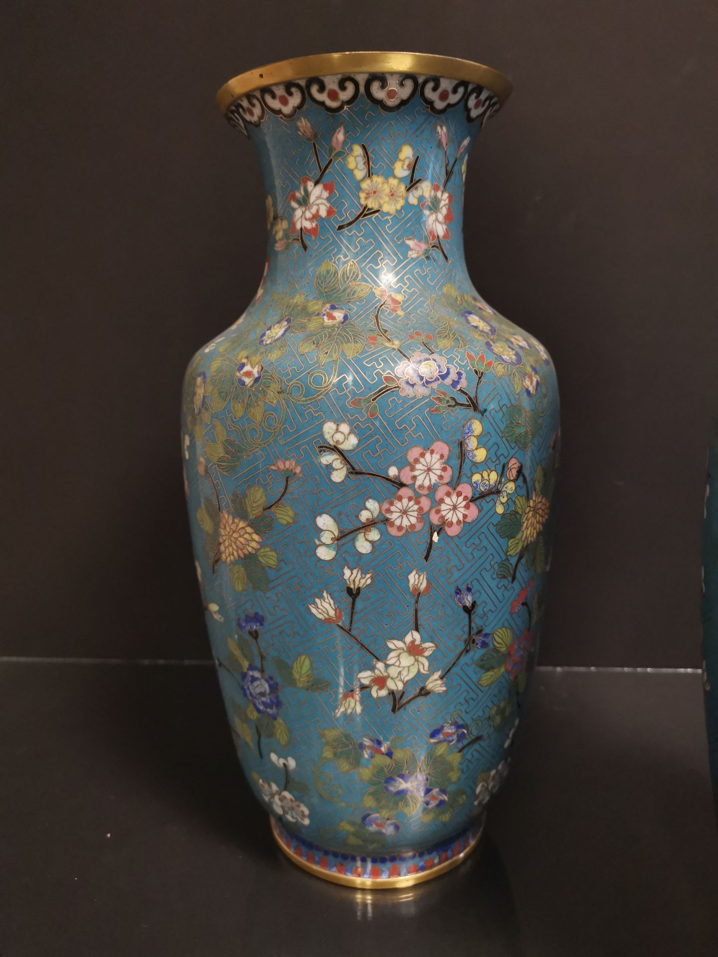 Paire de vases en bronze doré et émaux cloisonnés Chine, début du XXème siècle [...] - Bild 3 aus 5