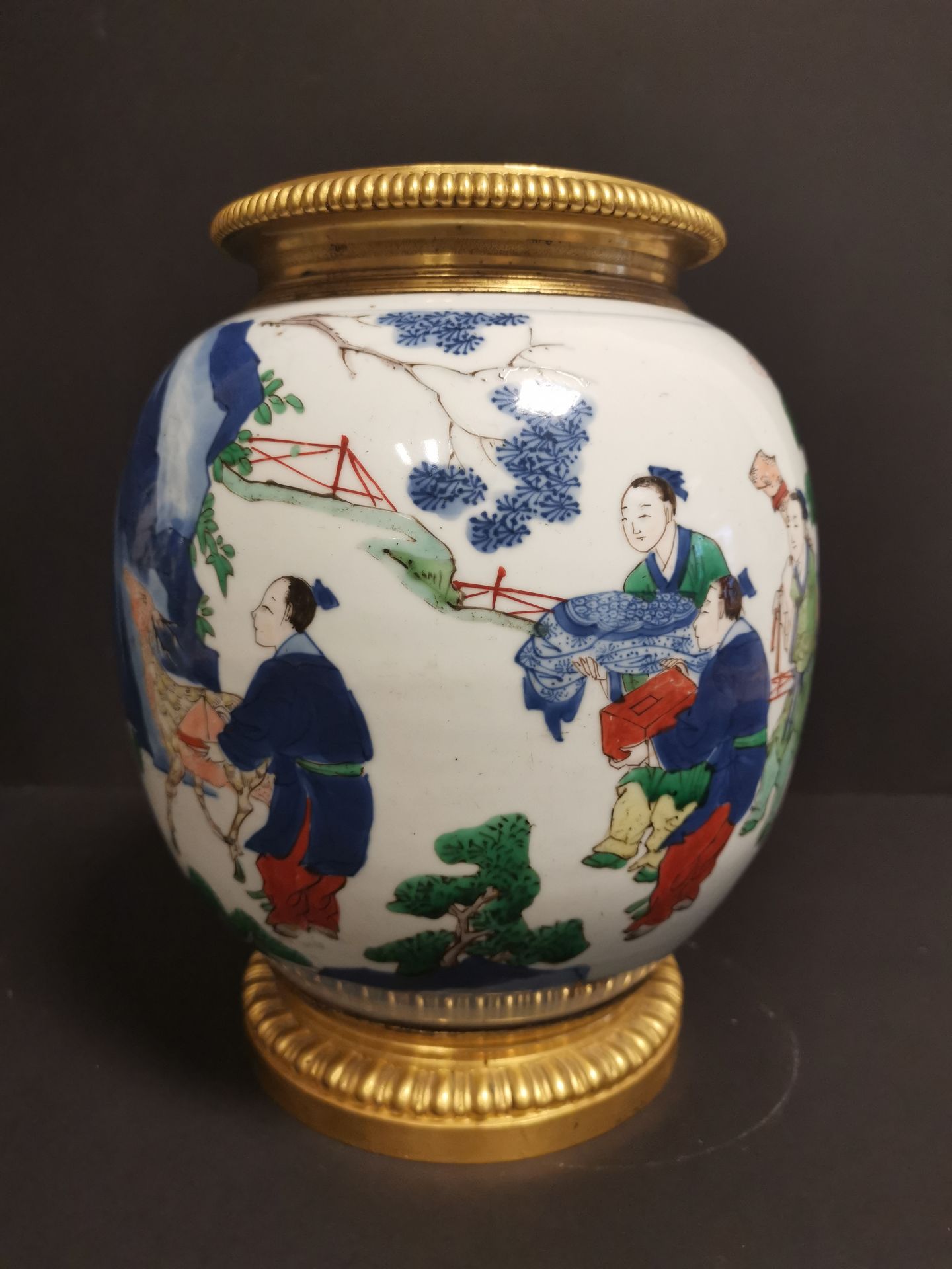 Paire de vases en porcelaine Wucai Chine, XIXème siècle La panse globulaire, à [...] - Bild 2 aus 6
