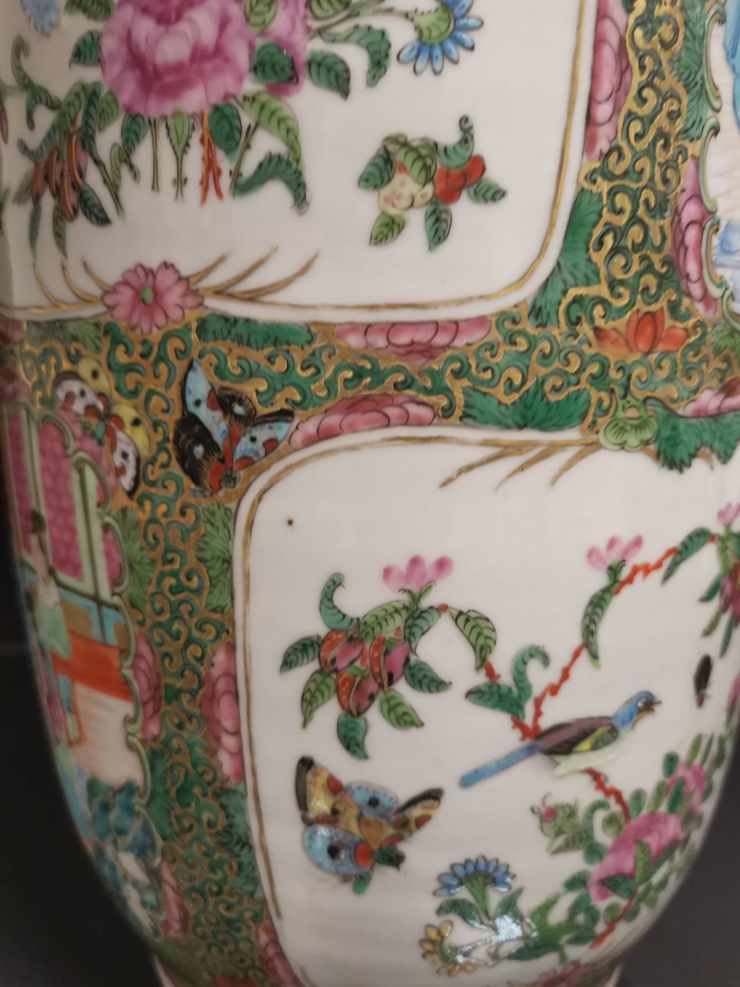 CHINE - Canton. Grand vase balustre à décor en réserves de scènes de pavillons [...] - Bild 7 aus 8