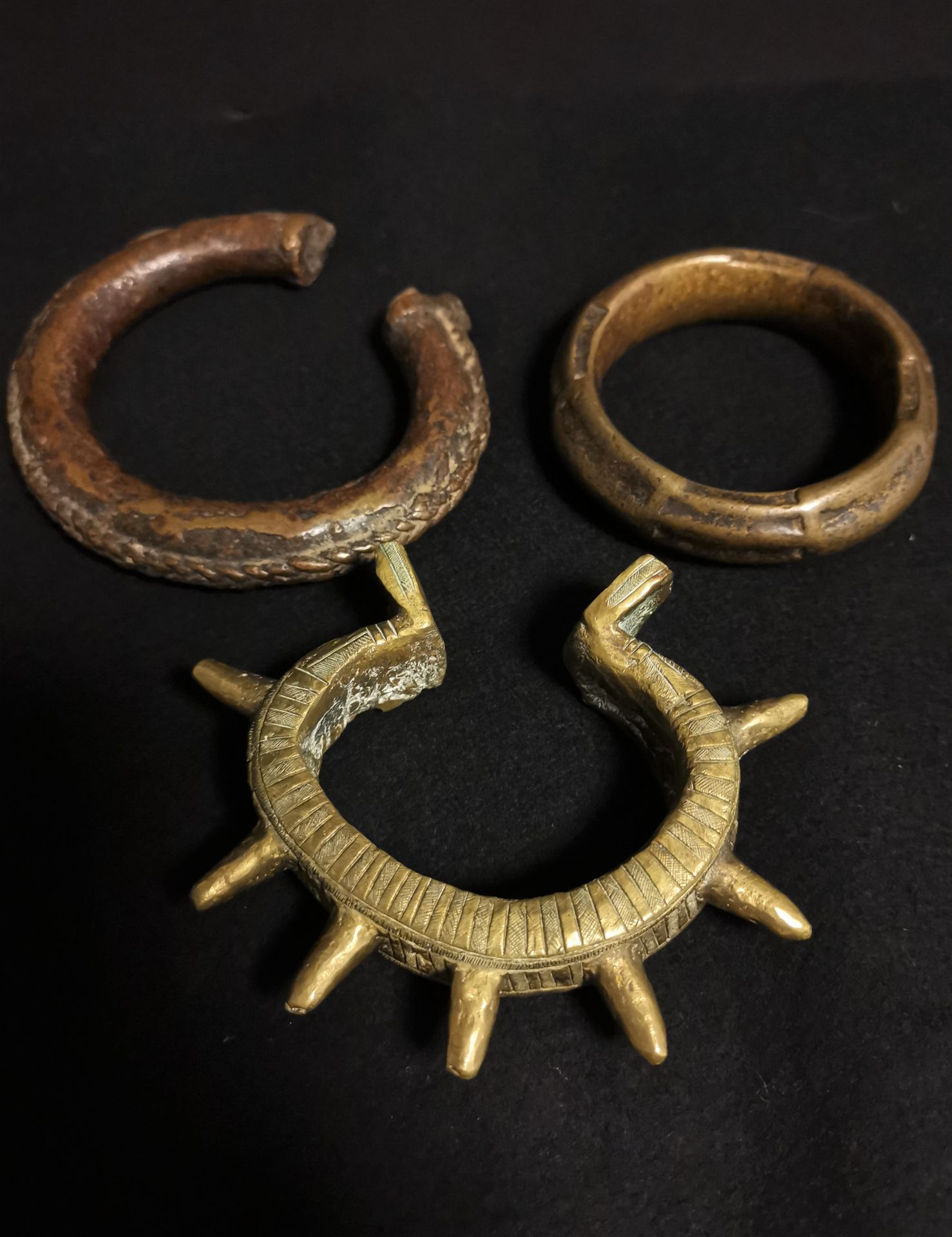 AFRIQUE. Trois bracelets en bronze, Baoulé (?), à décor en relief de motif conique [...] - Bild 2 aus 2