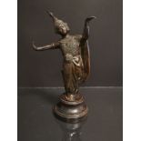 VIETNAM. Danseuse apsara le pied levé. Bronze. H : 24,5 cm sans le socle. -