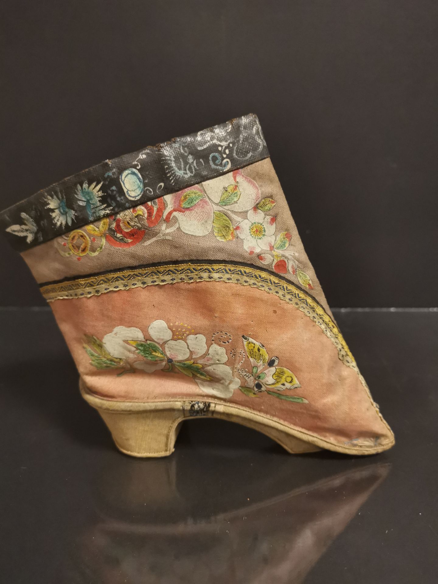 Paire de chaussures en soie brodée. Chine, époque Guangxu (1875-1908). L. : 14 cm. [...] - Bild 3 aus 3