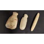 Ensemble de trois haches, pierres taillées, MESOAMERIQUE (?). Deux avec éclats. -