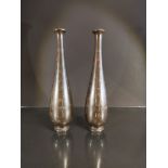 VIETNAM. Paire de vase balustre à décor d'incrustation de bambous. H. : 37,5 cm. -