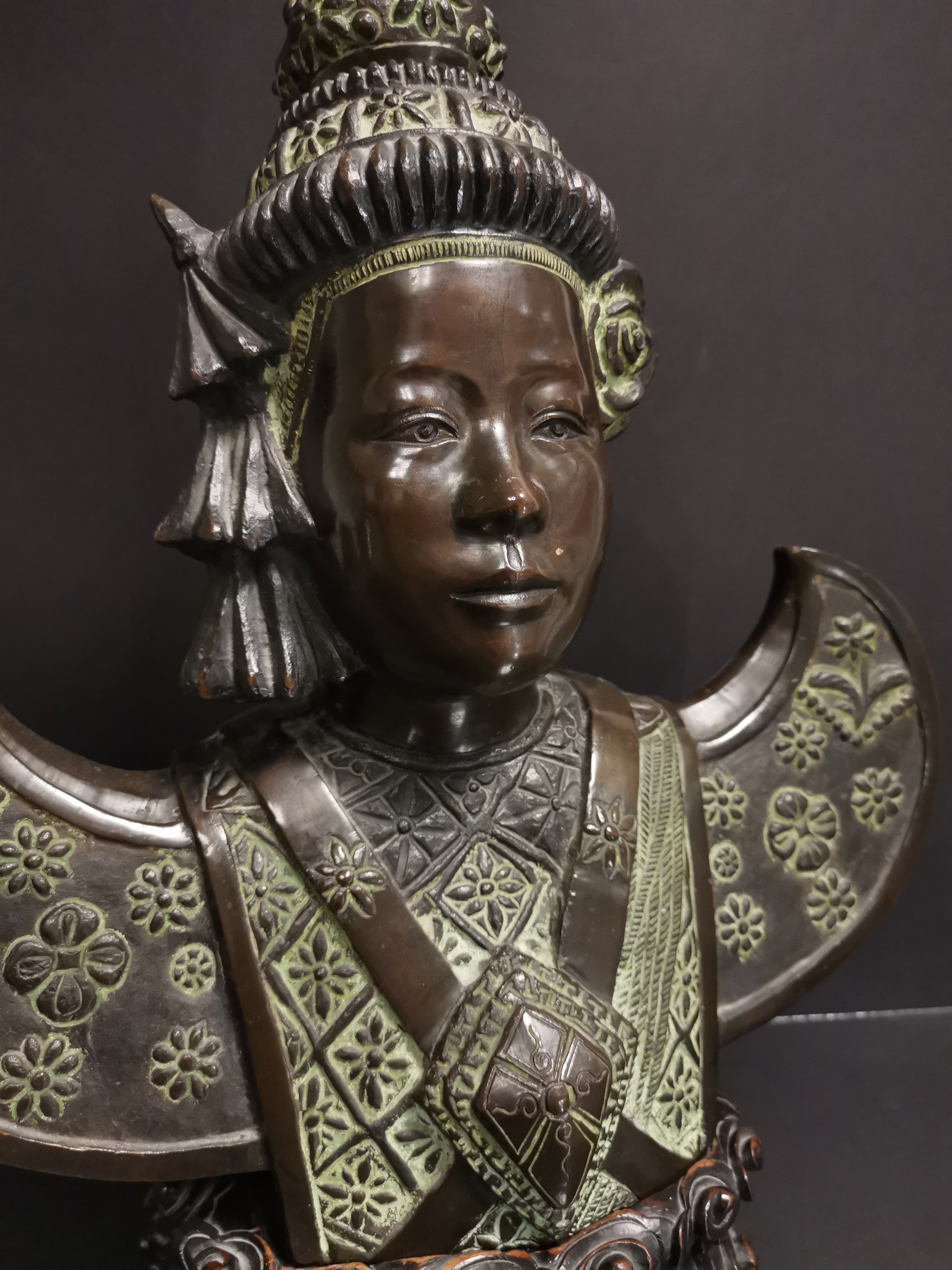 VIETNAM. Buste de danseuse apsara, Bronze. H :49 cm. Socle en bois sculptée. - - Image 2 of 5