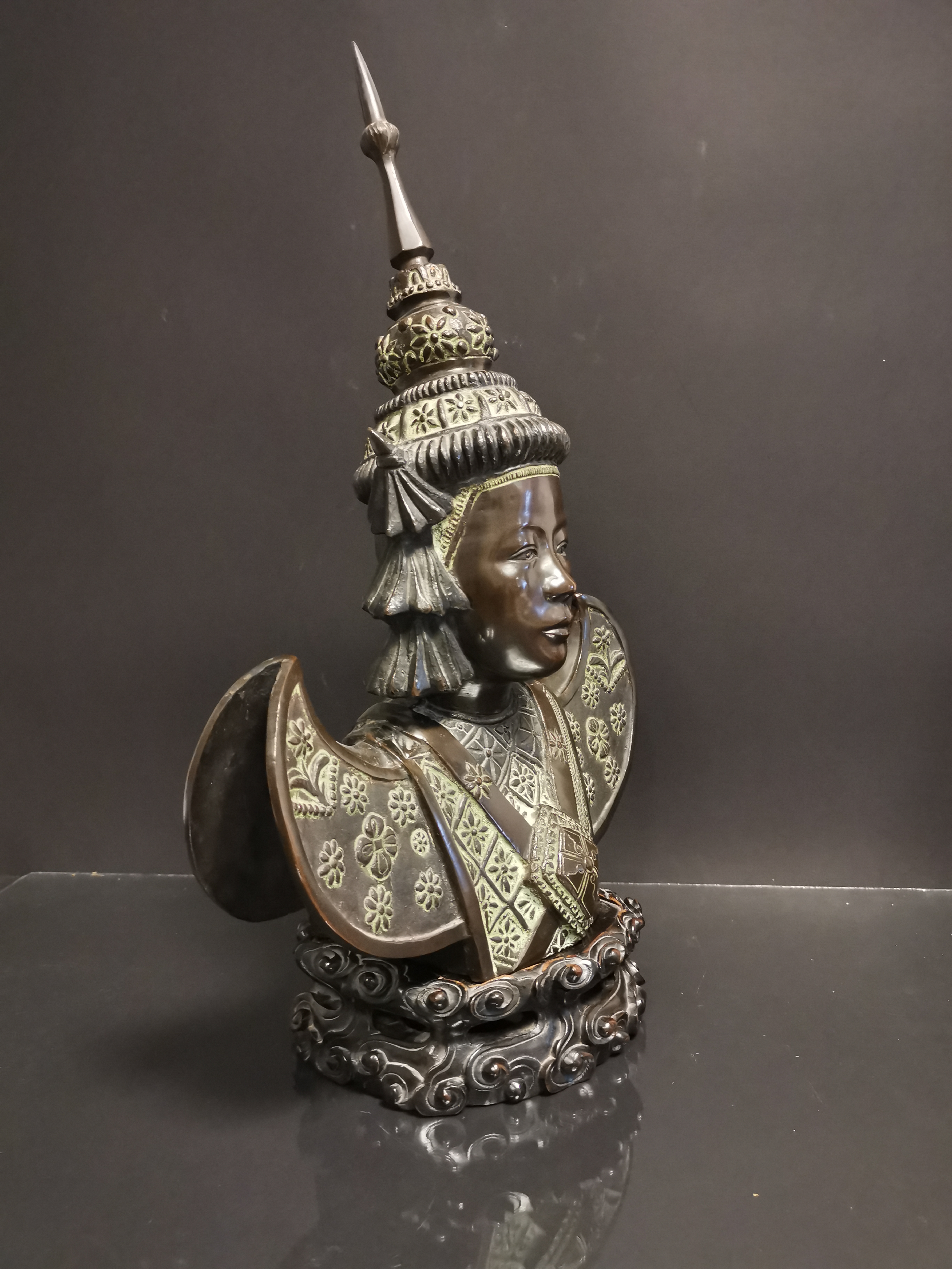 VIETNAM. Buste de danseuse apsara, Bronze. H :49 cm. Socle en bois sculptée. - - Image 3 of 5