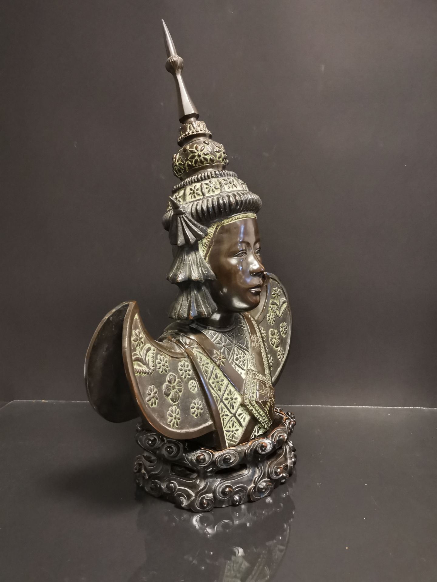 VIETNAM. Buste de danseuse apsara, Bronze. H :49 cm. Socle en bois sculptée. - - Bild 3 aus 5