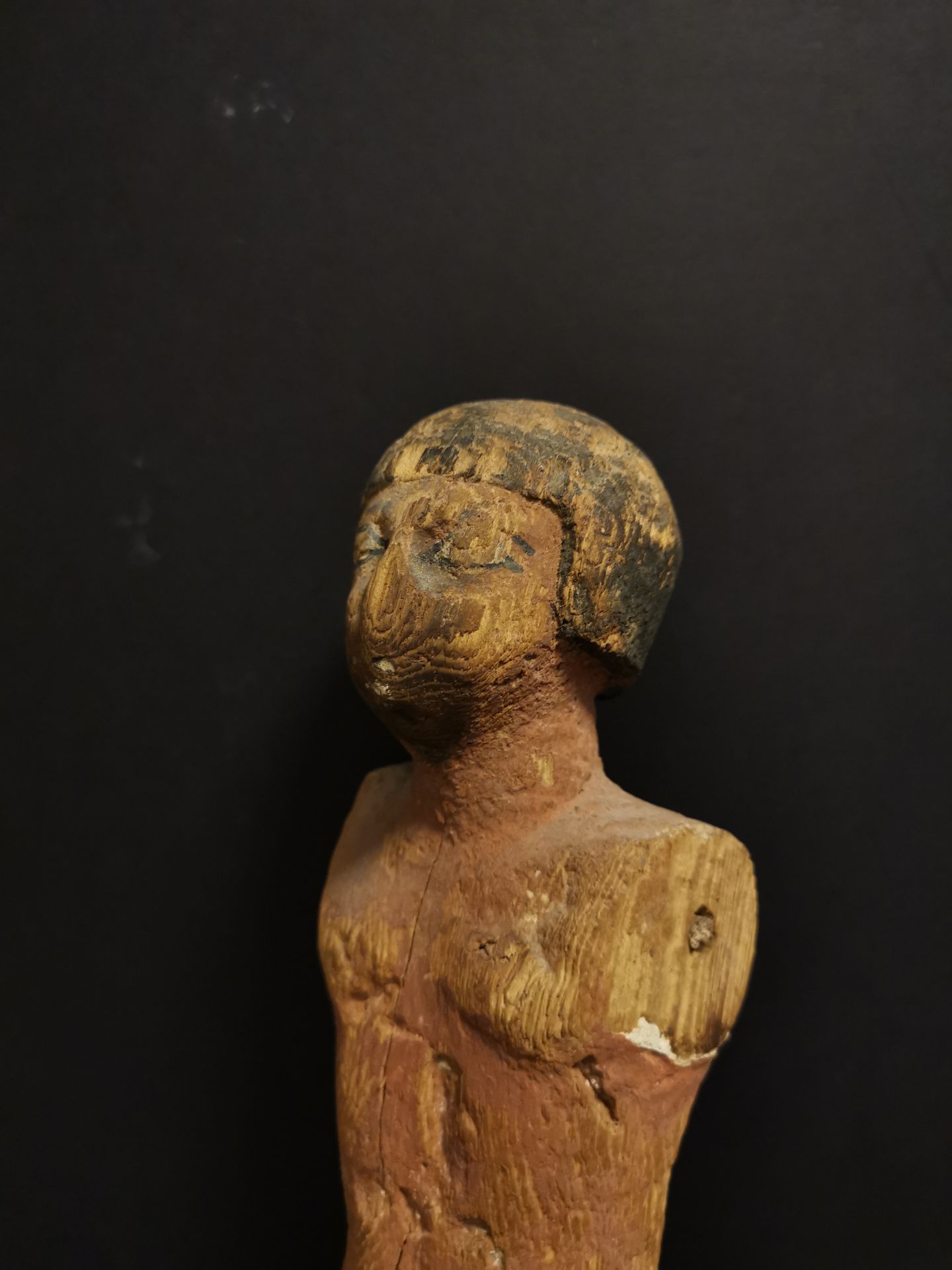 Statuette en ronde bosse représentant un homme debout vêtu d'un pagne. Les détails [...] - Bild 4 aus 4