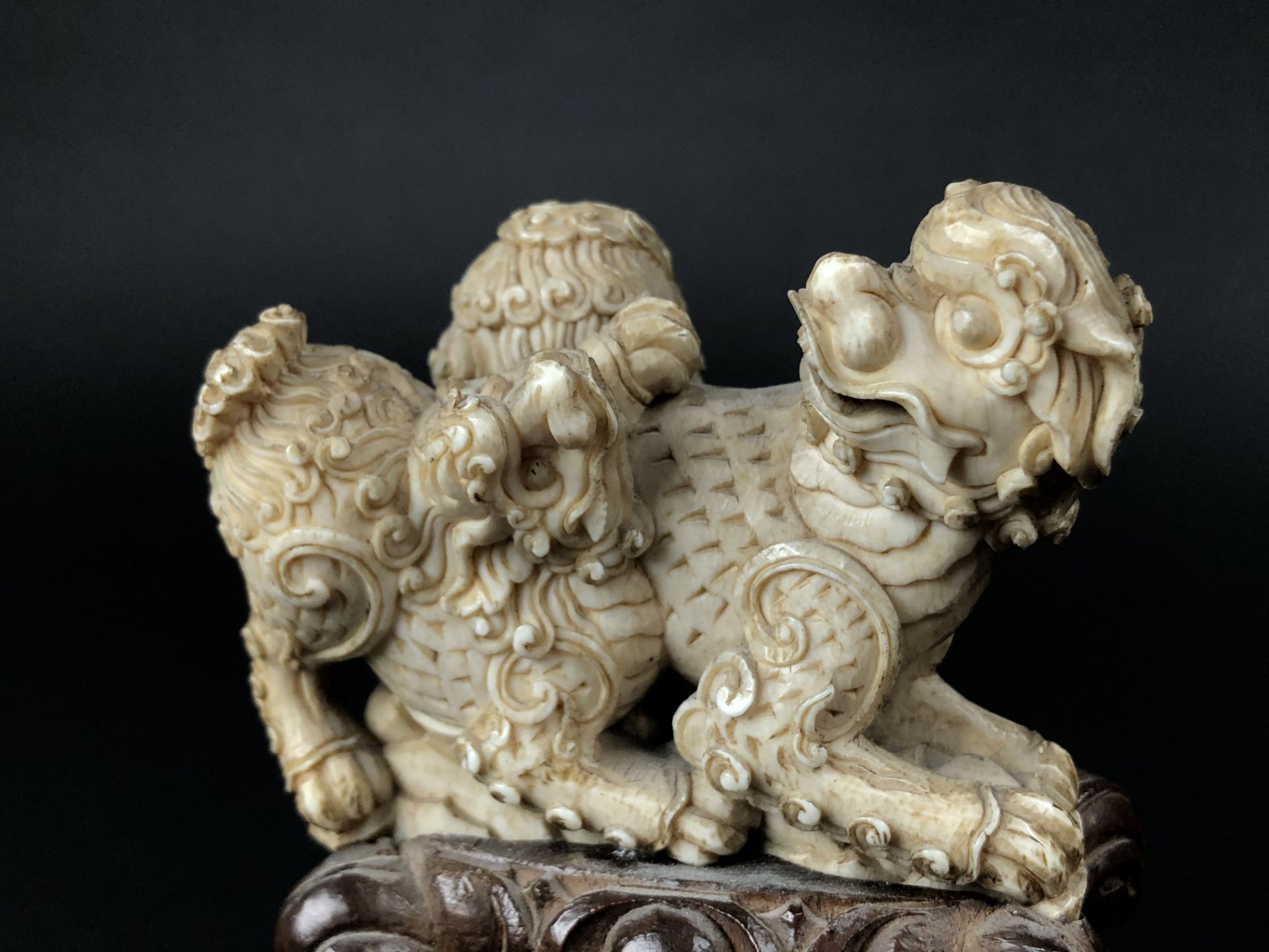 Groupe de lions en ivoire sculpté. Chine, fin du XIXème-début du XXème siècle. [...] - Bild 2 aus 3