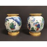 Paire de vases en porcelaine Wucai Chine, XIXème siècle La panse globulaire, à [...]