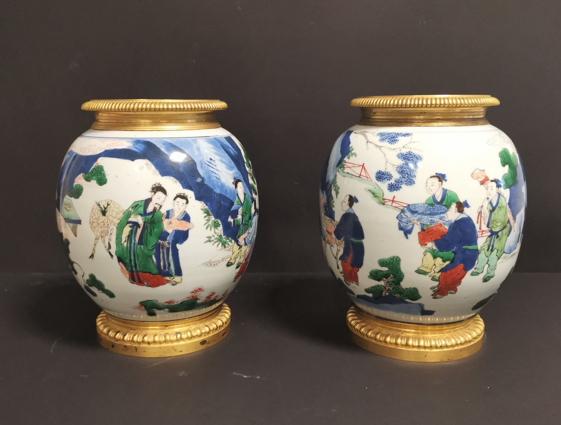 Paire de vases en porcelaine Wucai Chine, XIXème siècle La panse globulaire, à [...]