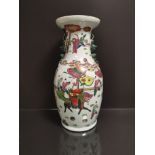 Vase en porcelaine polychrome Chine, XXème siècle Balustre, à décor d'un immortel [...]