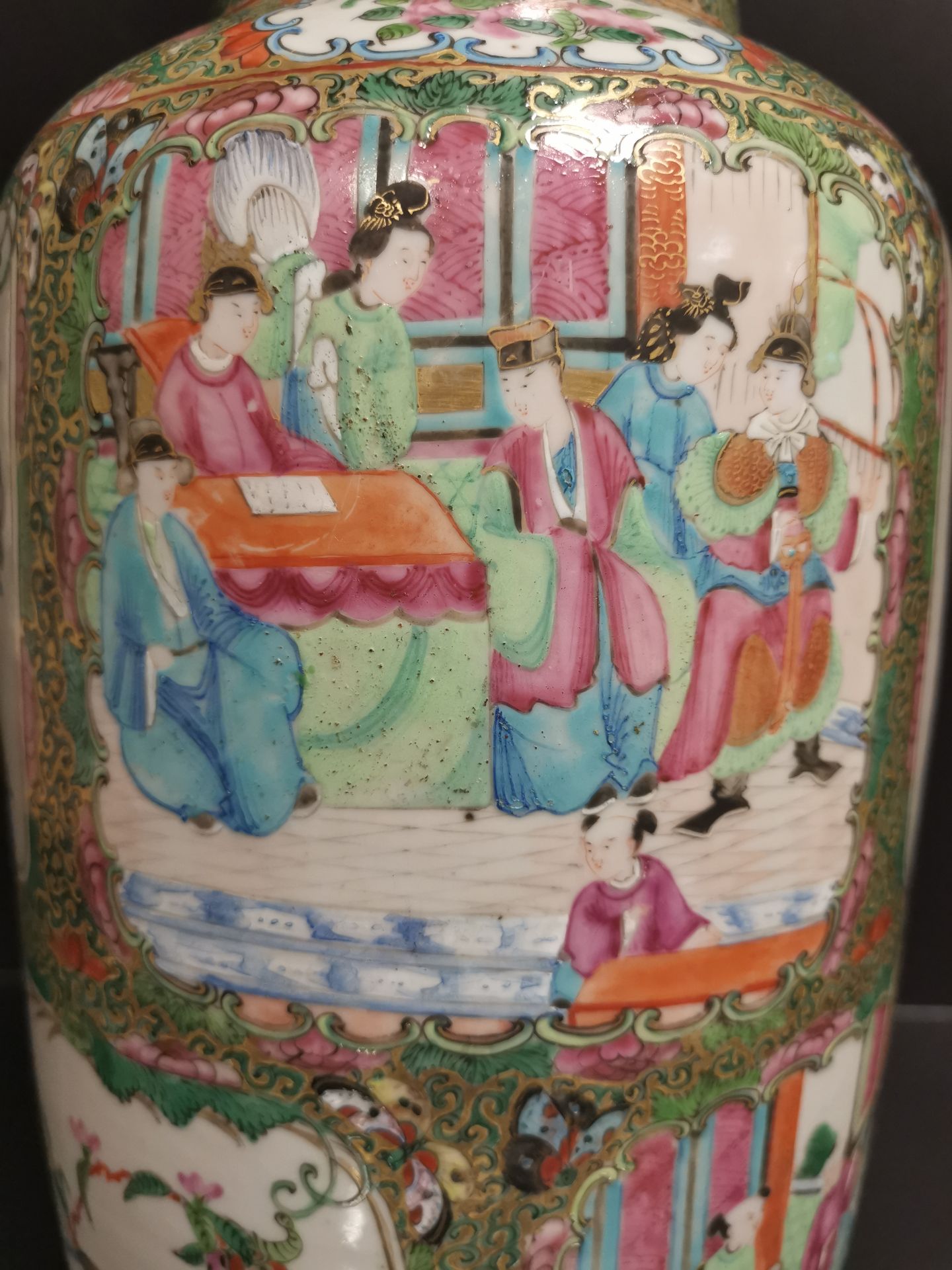 CHINE - Canton. Grand vase balustre à décor en réserves de scènes de pavillons [...] - Bild 6 aus 8