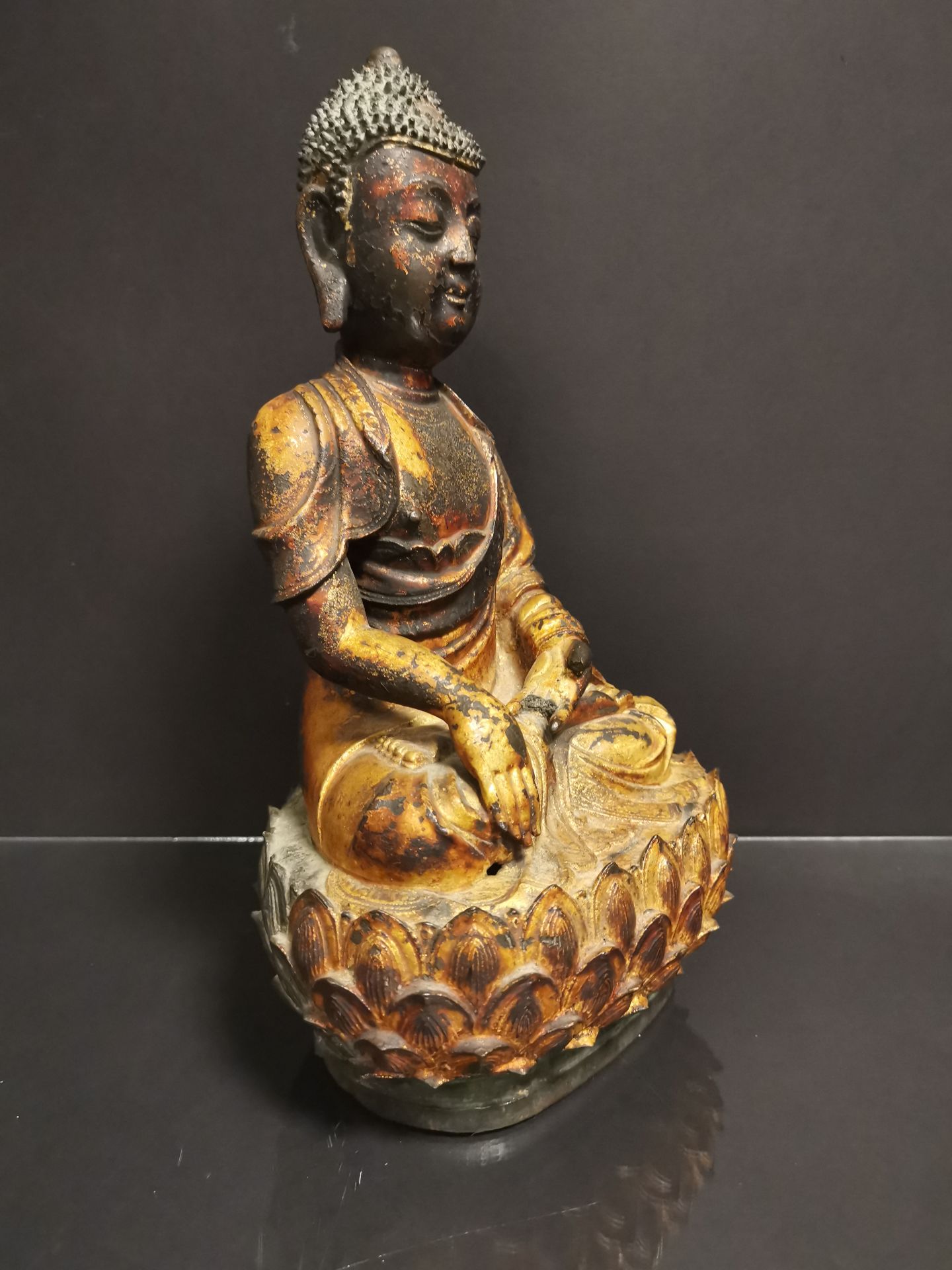 Statuette de bouddha en bronze laqué or Chine, dynastie Ming, XVIIème siècle [...] - Bild 4 aus 6