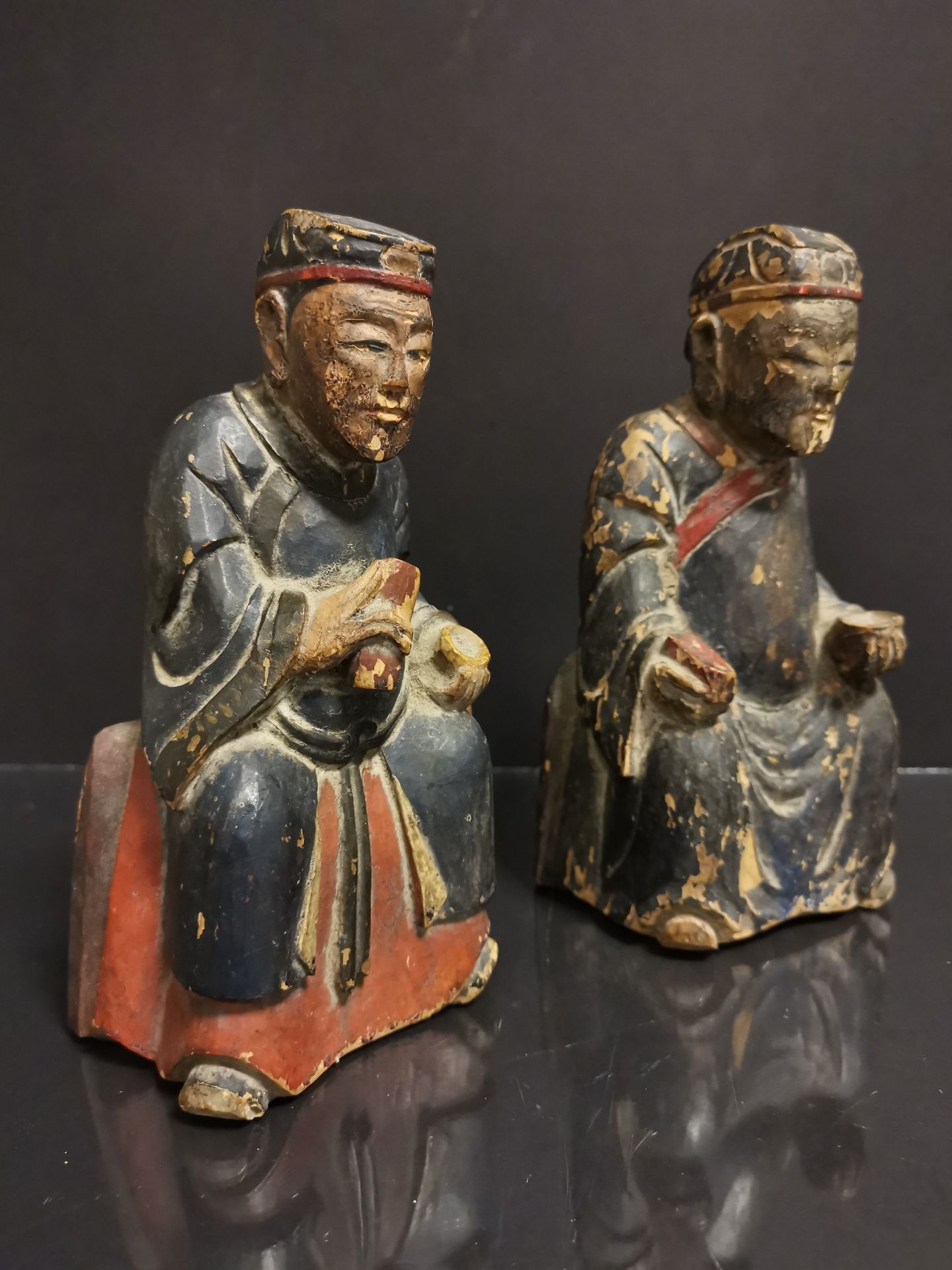 CHINE. Deux lettrés assis tenant un bol et une tablette, bois sculpté. H : 19 cm. - - Bild 2 aus 3