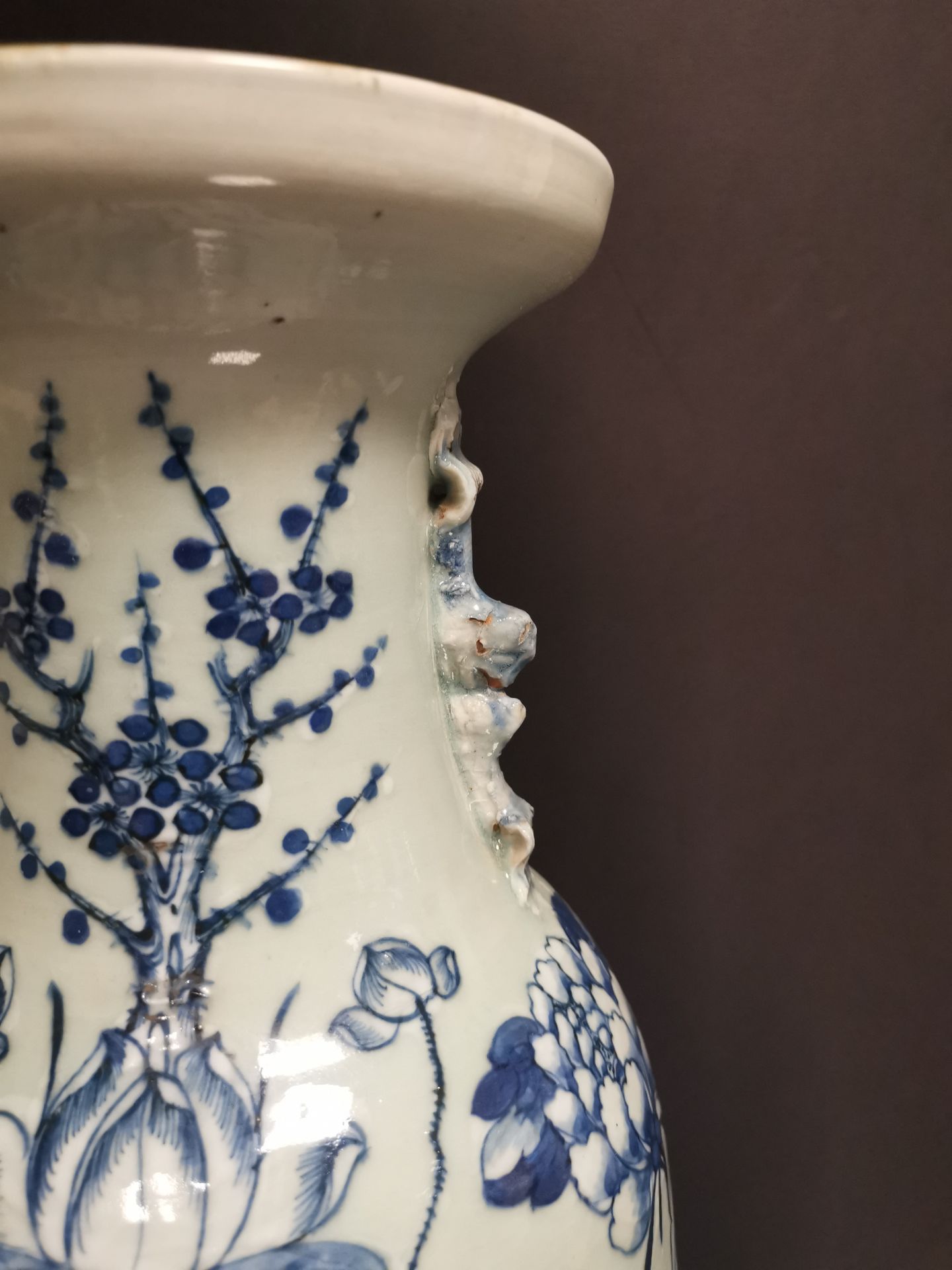 CHINE. Vase balustre en porcelaine à décor bleu sur fond blanc de fleurs de lotus, [...] - Bild 2 aus 3