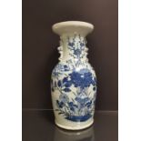 CHINE. Vase balustre en porcelaine à décor bleu sur fond blanc de fleurs de lotus, [...]