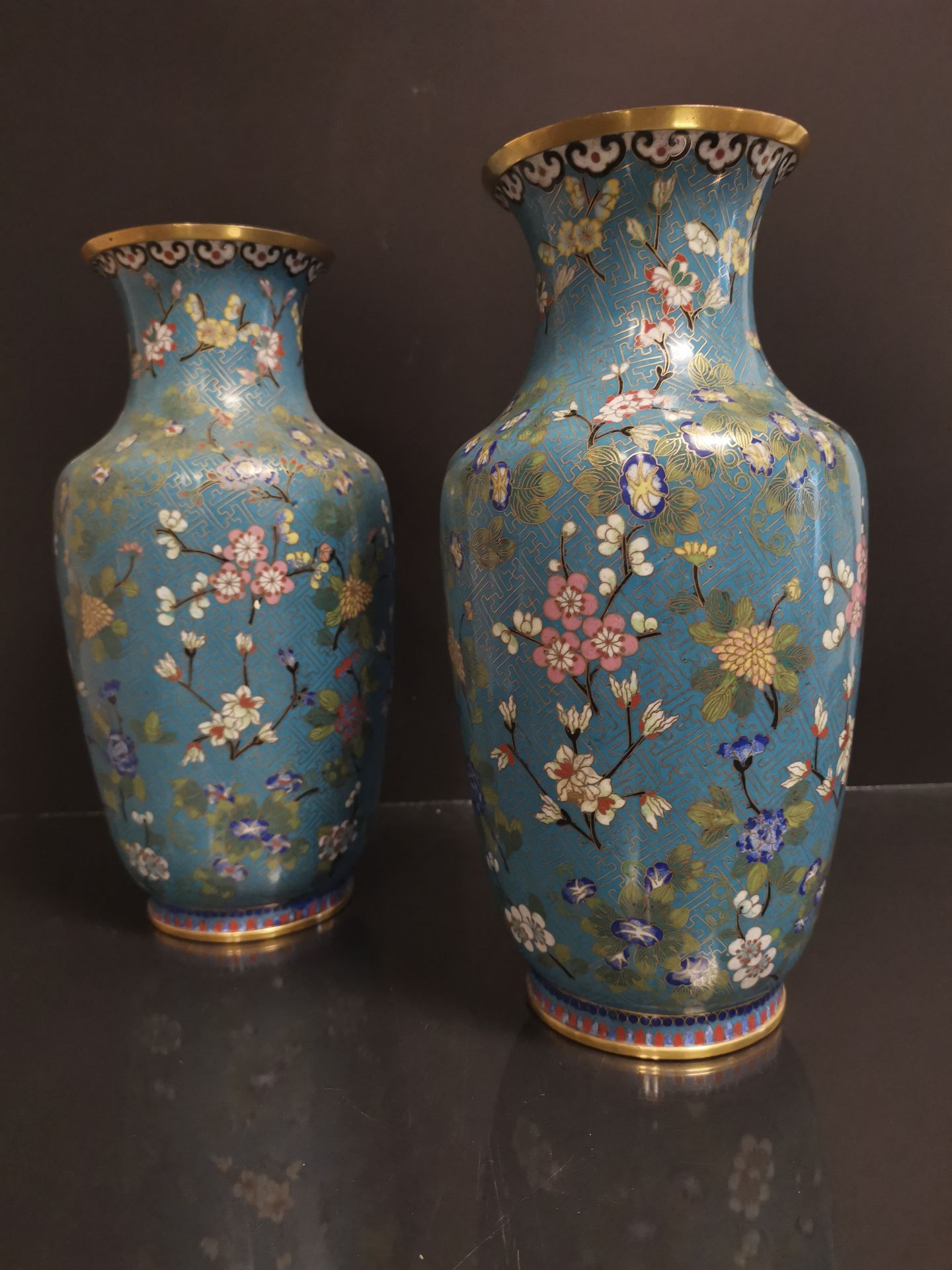 Paire de vases en bronze doré et émaux cloisonnés Chine, début du XXème siècle [...]