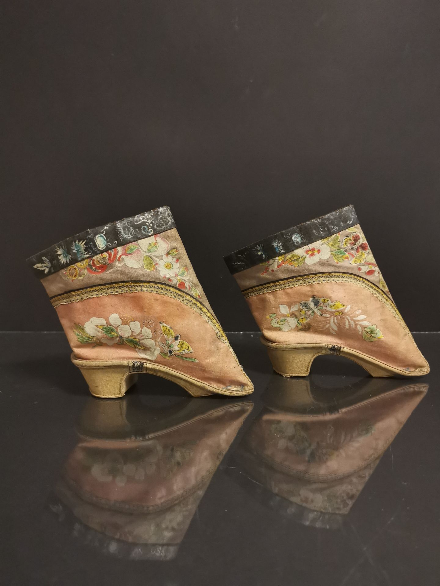 Paire de chaussures en soie brodée. Chine, époque Guangxu (1875-1908). L. : 14 cm. [...]