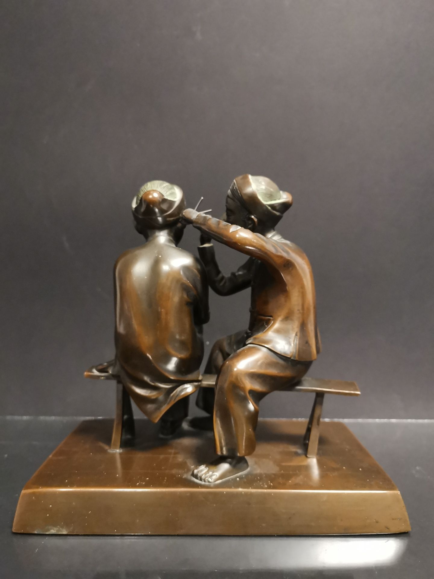 VIETNAM. Deux personnages se curant les oreilles. Bronze. H : 20 cm - - Bild 4 aus 4