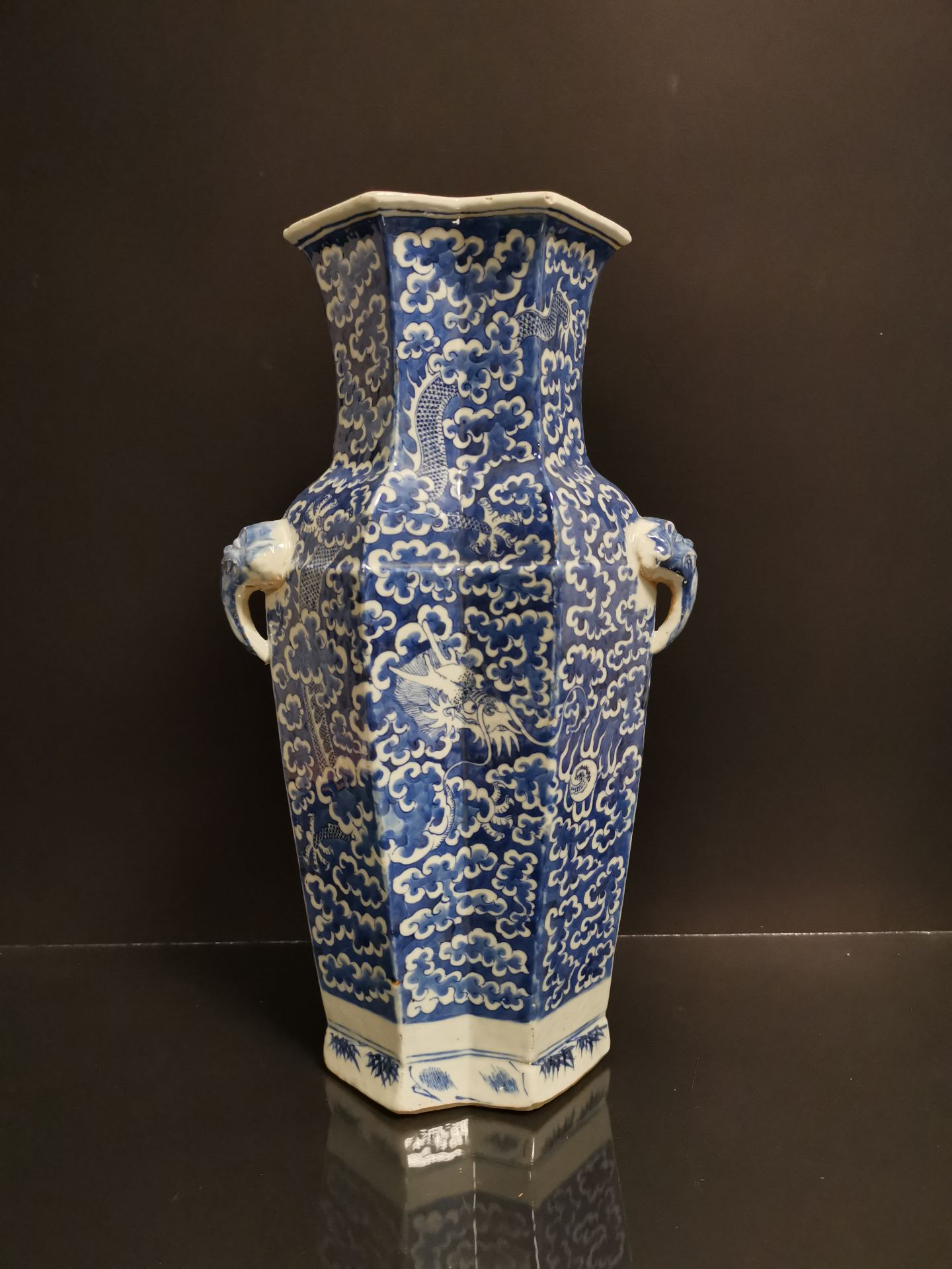 VIETNAM. Vase à décor de pagode animée de personnages sur une face et d'un dragon [...] - Bild 6 aus 18