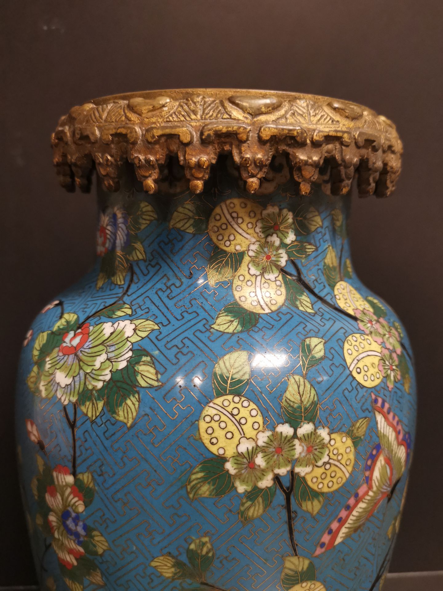 Paire de vases en bronze doré et émaux cloisonnés Chine, début du XXème siècle [...] - Bild 4 aus 5