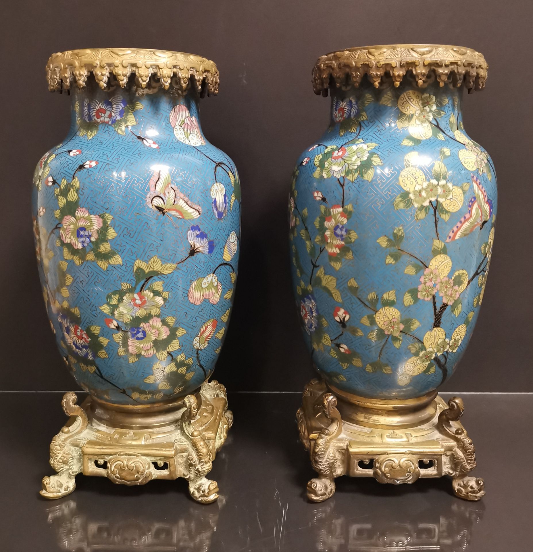 Paire de vases en bronze doré et émaux cloisonnés Chine, début du XXème siècle [...]