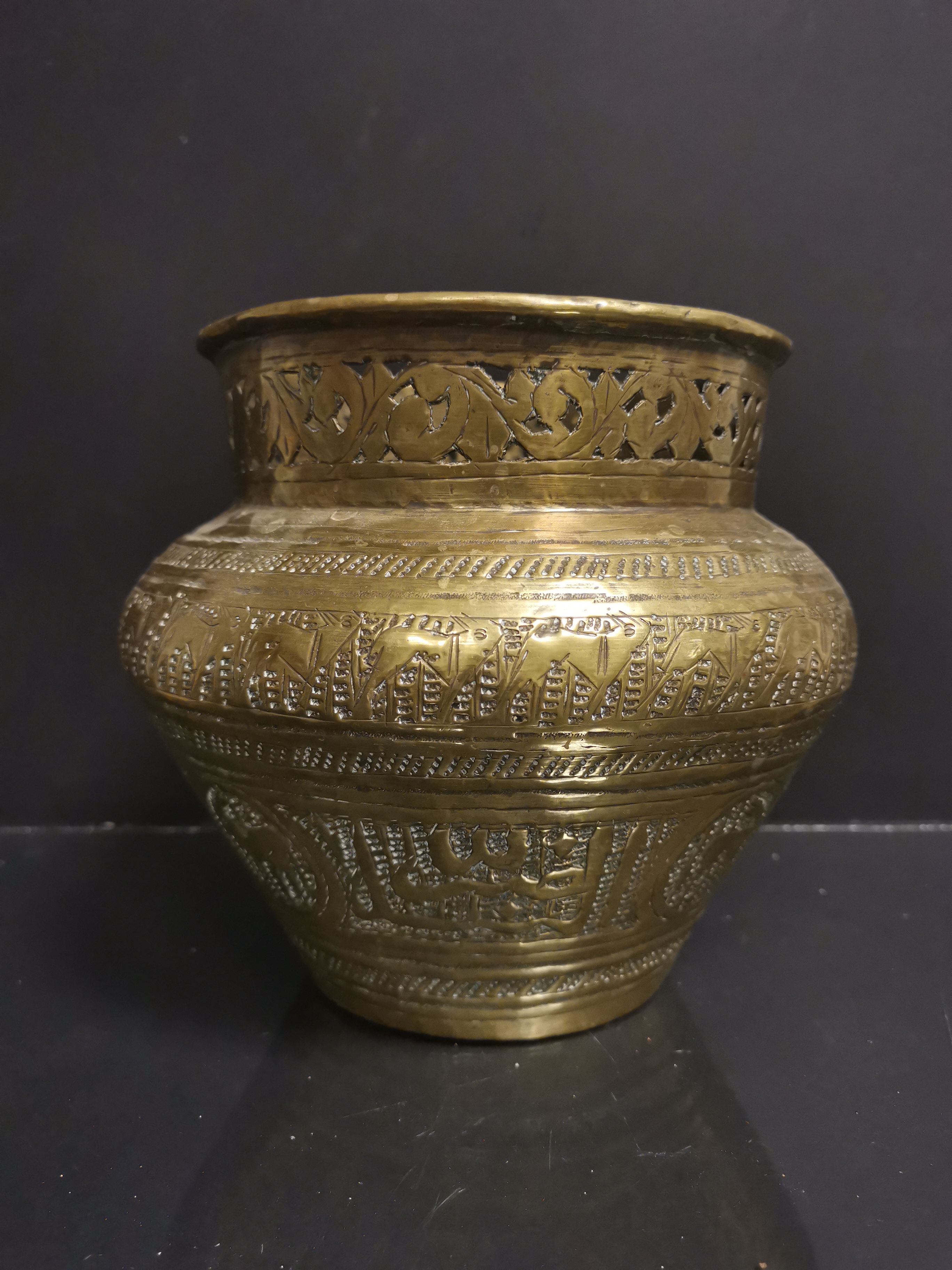PERSE. Vase en laiton gravé à décor d'écritures et inscriptions, col ajouré H : [...]
