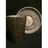 IRAN. Tasse et sous tasse à décor gravé de feuilles et branches stylisées. H. : [...]