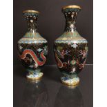 CHINE. Paire de petits vases balustre à décor de deux dragons poursuivant la perle [...]