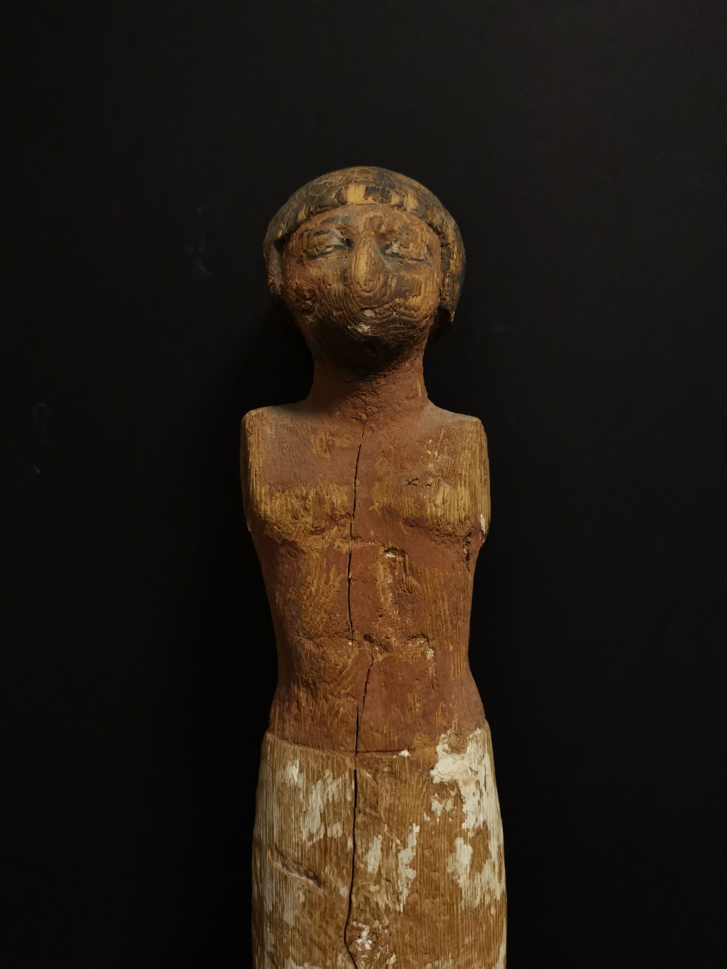 Statuette en ronde bosse représentant un homme debout vêtu d'un pagne. Les détails [...] - Bild 3 aus 4