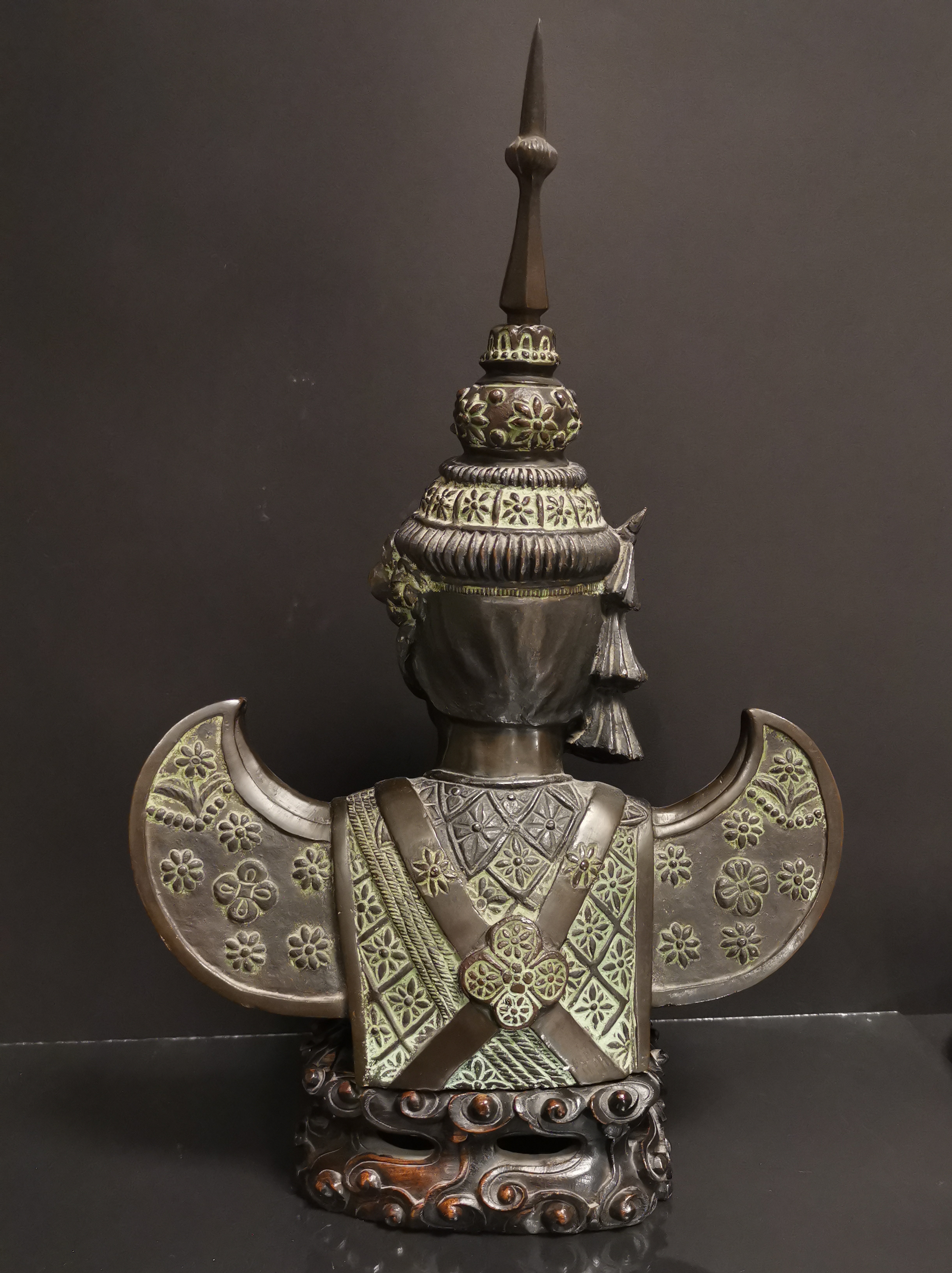 VIETNAM. Buste de danseuse apsara, Bronze. H :49 cm. Socle en bois sculptée. - - Image 4 of 5