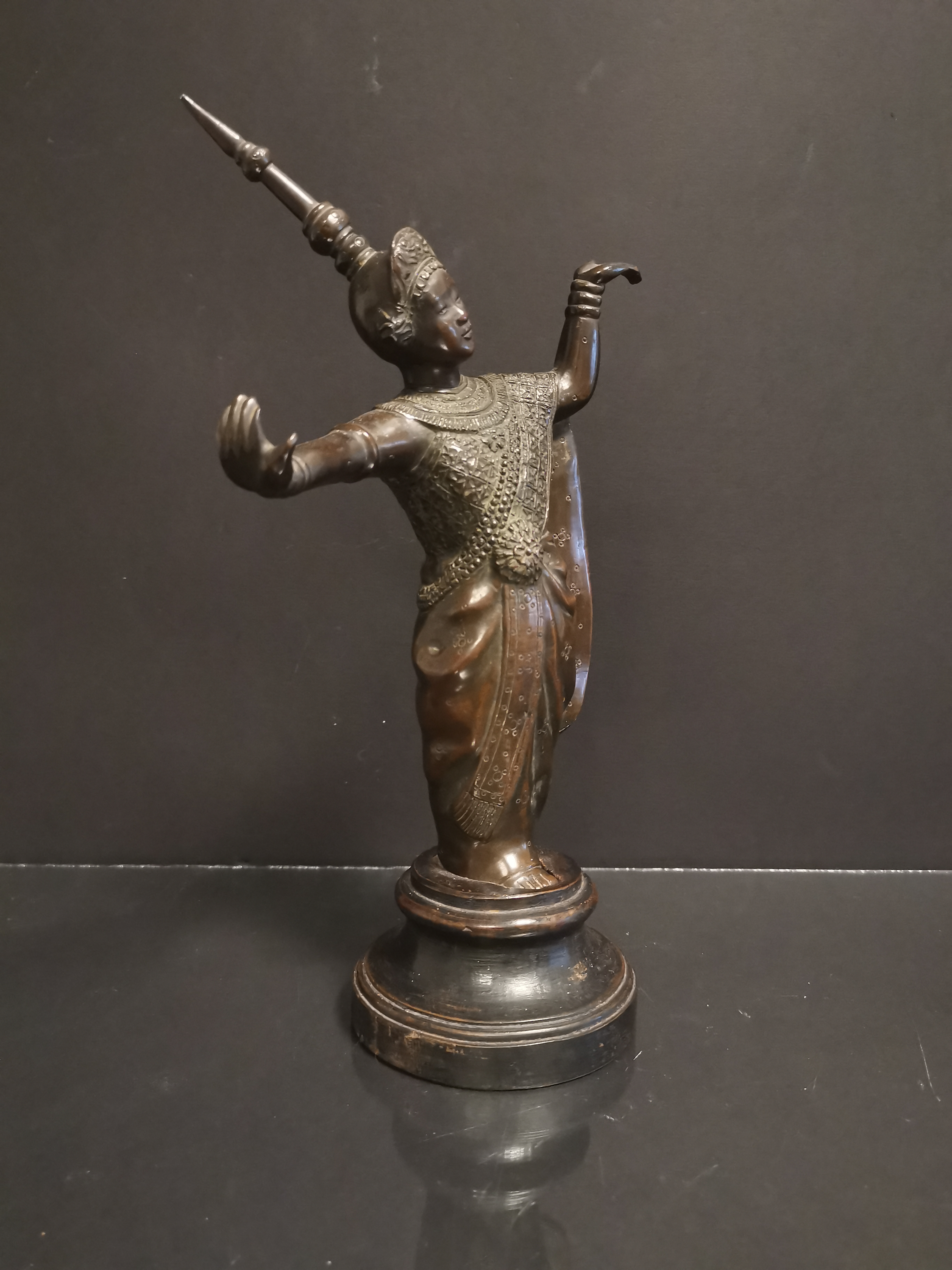 VIETNAM. Danseuse apsara le pied levé. Bronze. H : 24,5 cm sans le socle. - - Image 2 of 2