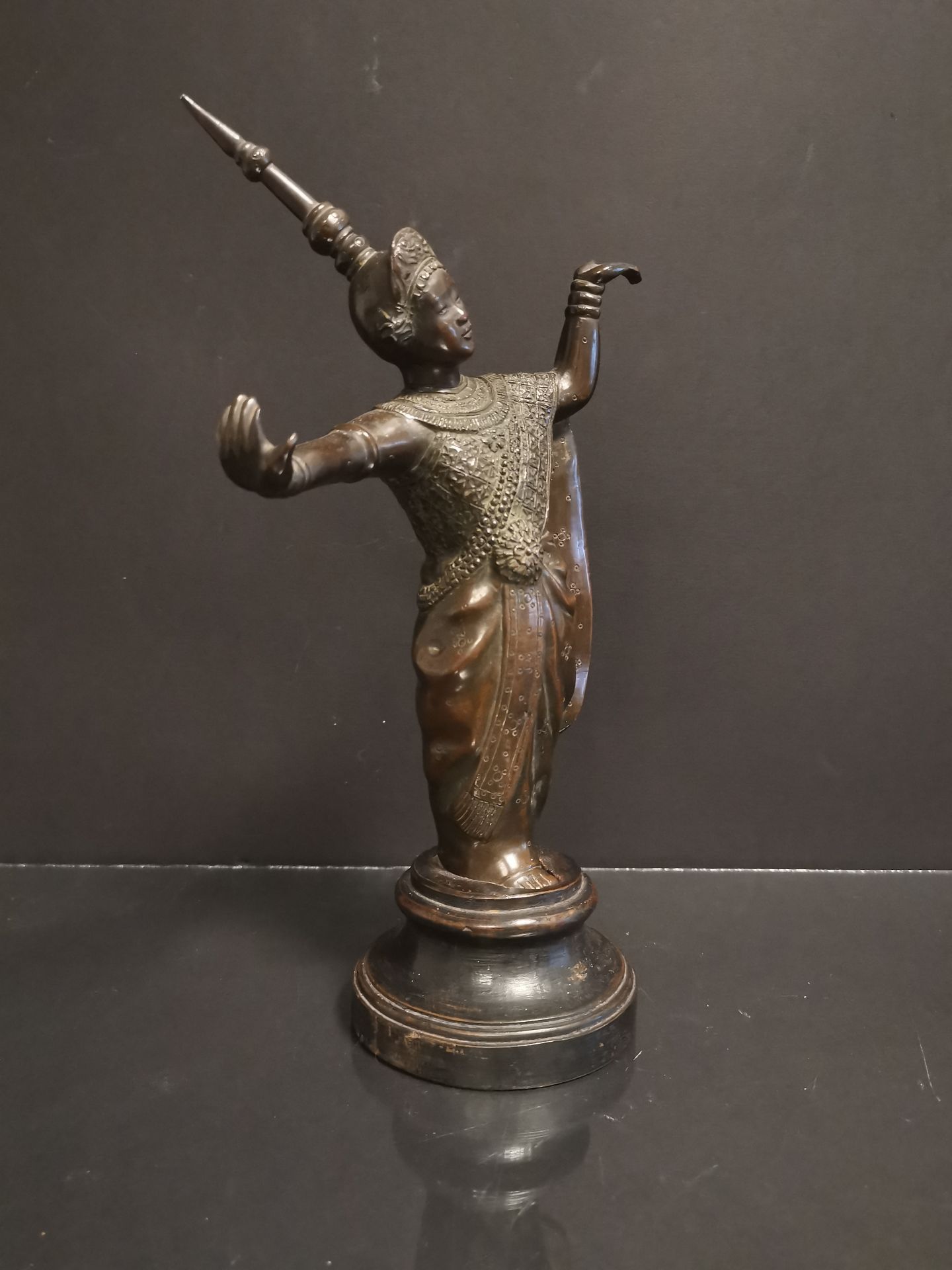 VIETNAM. Danseuse apsara le pied levé. Bronze. H : 24,5 cm sans le socle. - - Bild 2 aus 2