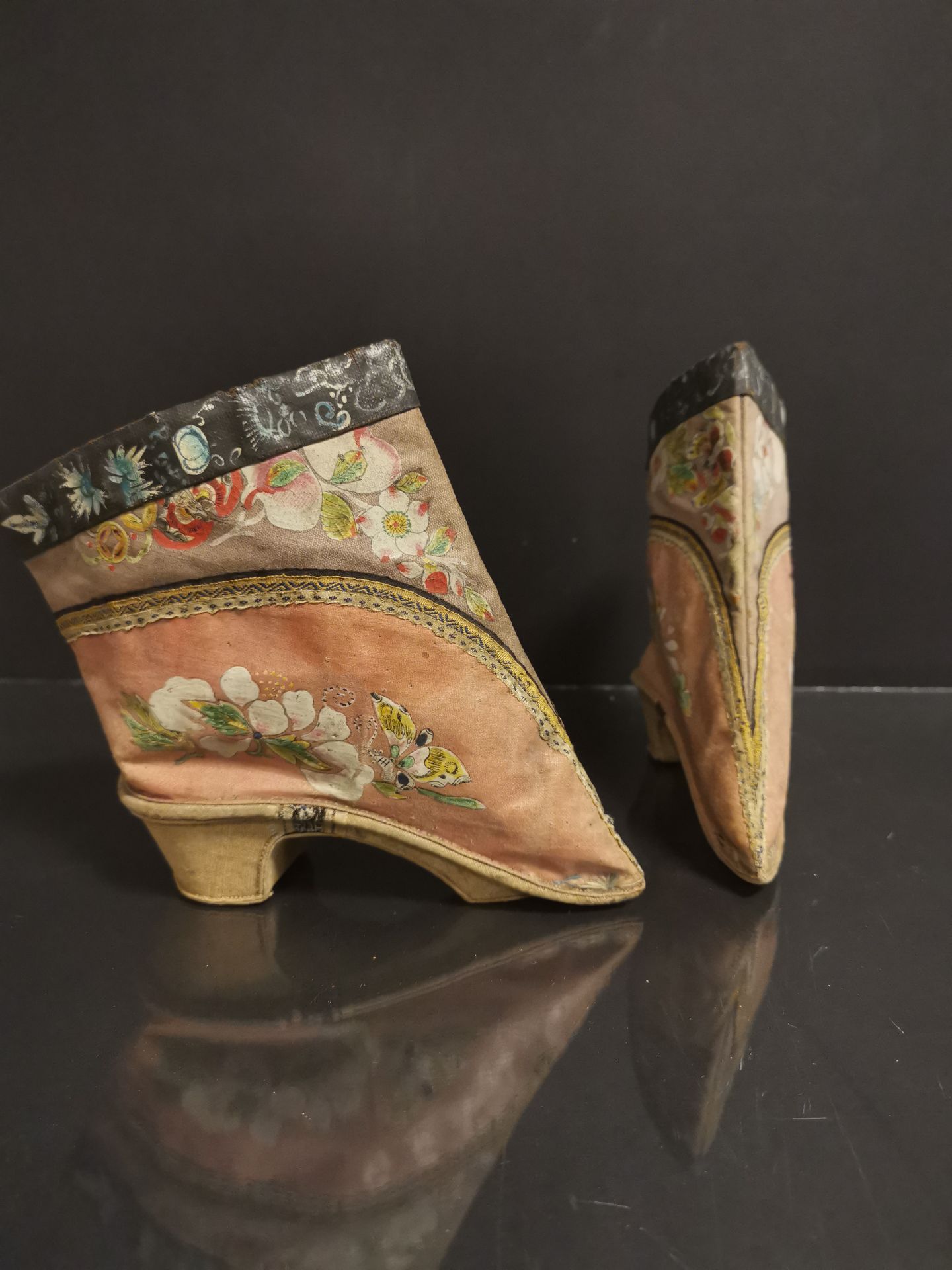 Paire de chaussures en soie brodée. Chine, époque Guangxu (1875-1908). L. : 14 cm. [...] - Bild 2 aus 3