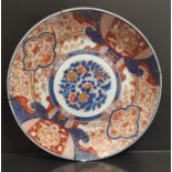 JAPON - Imari. Grand plat à décor rouge or et bleu d'un bouquet central et bordure [...]